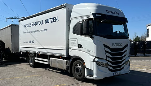 LKW für die Auslieferung von Regenwasserbehältern